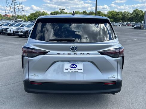 Used 2024 Toyota Sienna LE FWD image 5