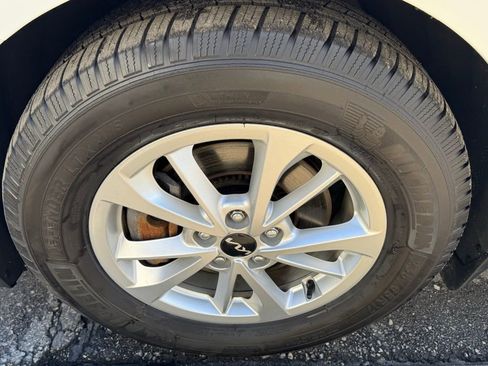 Used 2022 Kia Carnival LX image 40