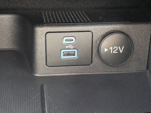 Used 2022 Ford Escape SE w/ SE Sport Appearance Package image 23