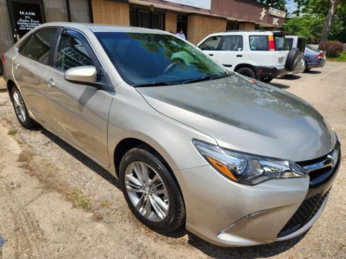 Used 2016 Toyota Camry SE FWD image 1