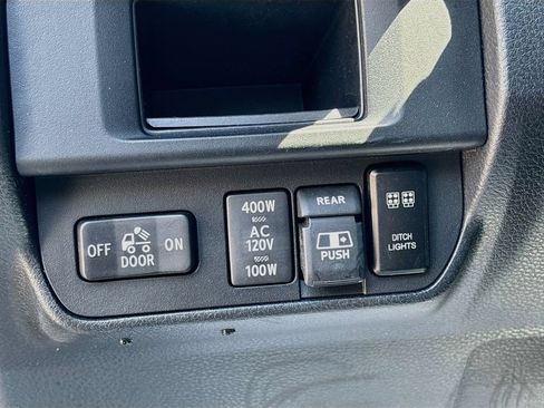 Used 2017 Toyota Tacoma TRD Off-Road w/ Premium & Technology Package AWD/4WD image 10