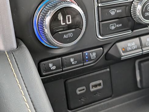 Used 2024 GMC Yukon SLT AWD/4WD image 19