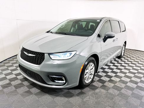Used 2023 Chrysler Pacifica Touring-L FWD image 7
