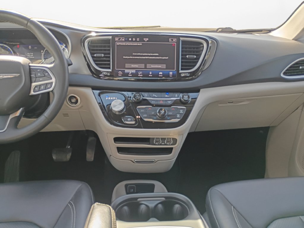 Used 2024 Chrysler Pacifica Touring-L FWD image 12