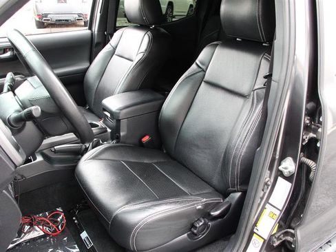 Used 2018 Toyota Tacoma TRD Sport w/ Technology Package image 12