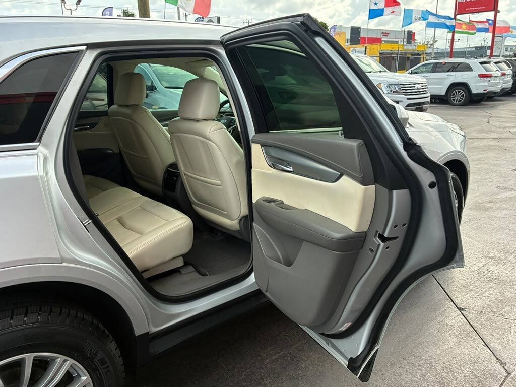 Used 2017 Cadillac XT5 Luxury w/ Driver Awareness Package FWD image 12