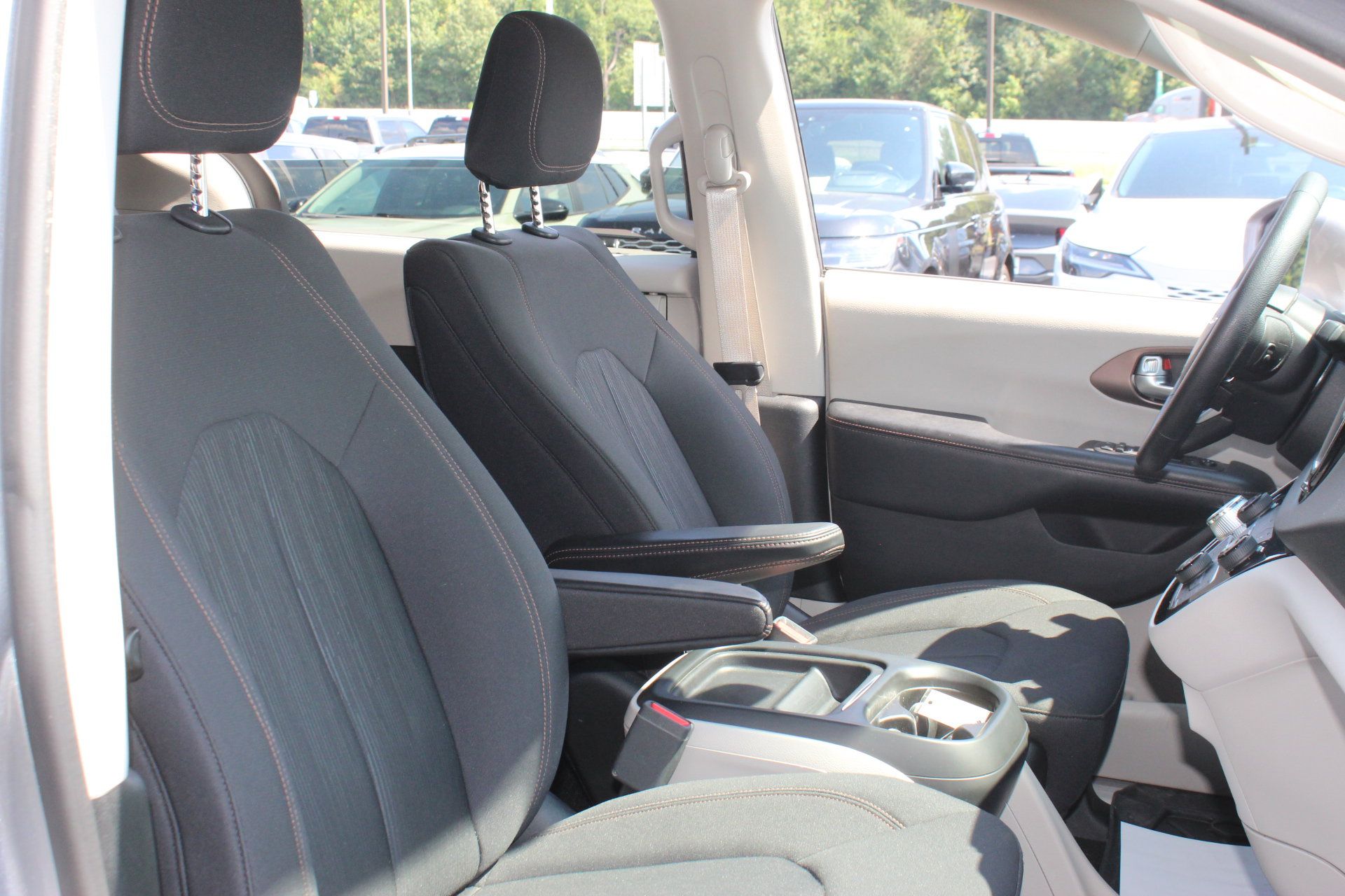 Used 2019 Chrysler Pacifica Touring Plus w/ Tire & Wheel Group FWD image 32