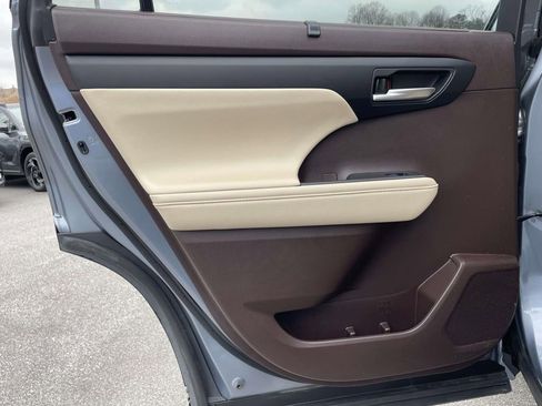 Used 2020 Toyota Highlander XLE image 2