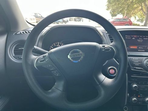 Used 2020 Nissan Pathfinder S FWD image 19