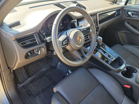 Used 2025 Porsche Macan image 4