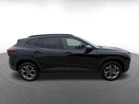 Used 2025 Chevrolet Trax LT w/ LT Convenience Package image 16