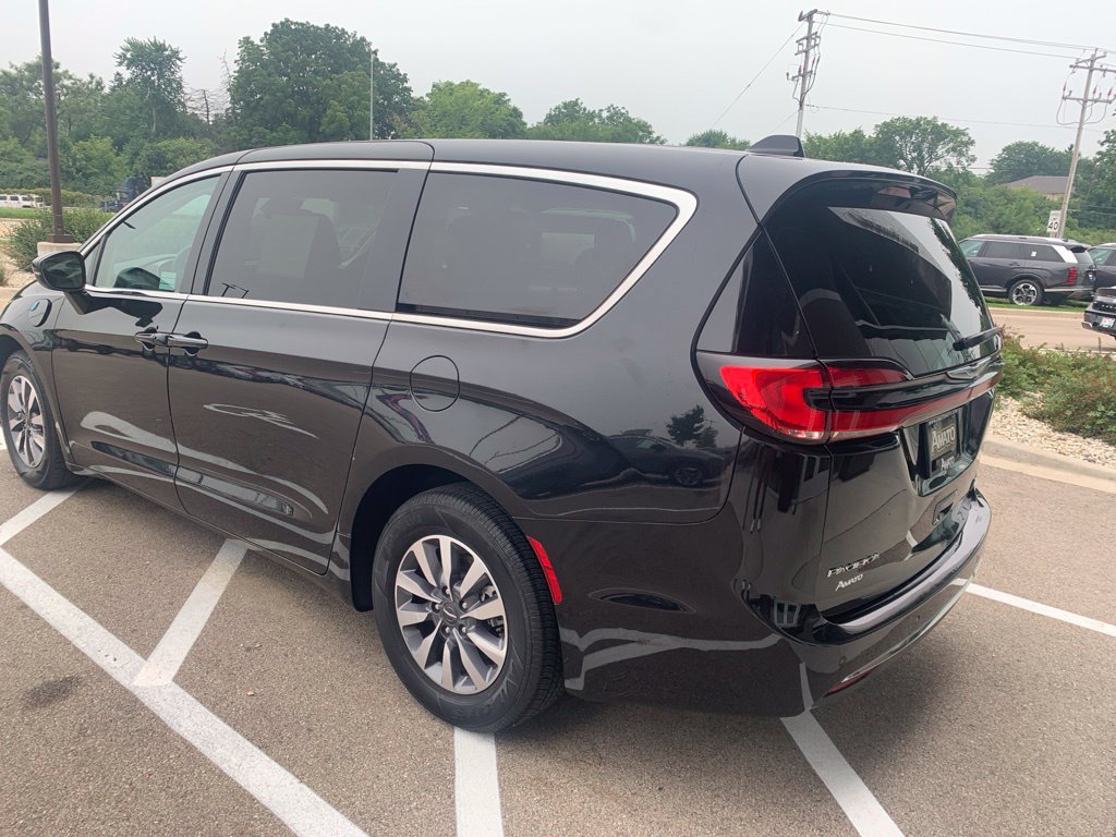 Used 2023 Chrysler Pacifica Touring-L FWD image 4