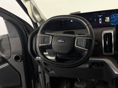 Used 2025 Ford Expedition Platinum AWD/4WD image 17