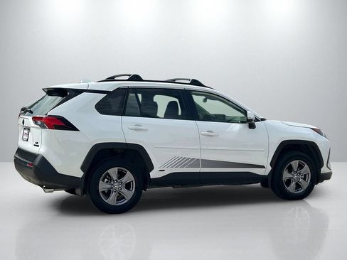 Used 2022 Toyota RAV4 LE AWD/4WD image 4