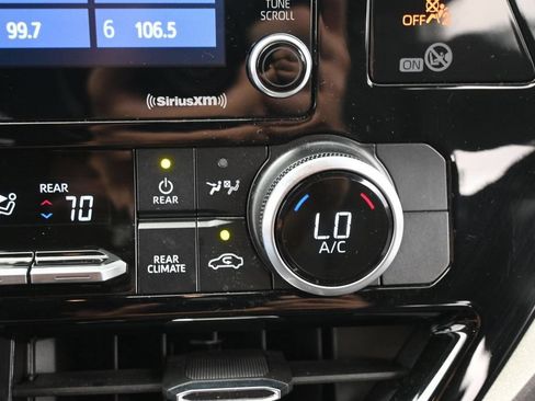 Used 2020 Toyota Highlander L AWD/4WD image 25