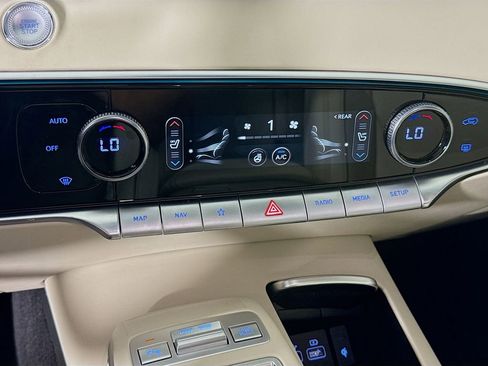 Used 2023 Genesis GV70 2.5T w/ Advanced Package image 18