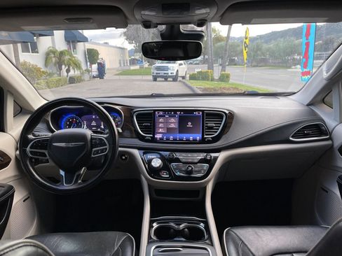Used 2022 Chrysler Pacifica Limited image 14
