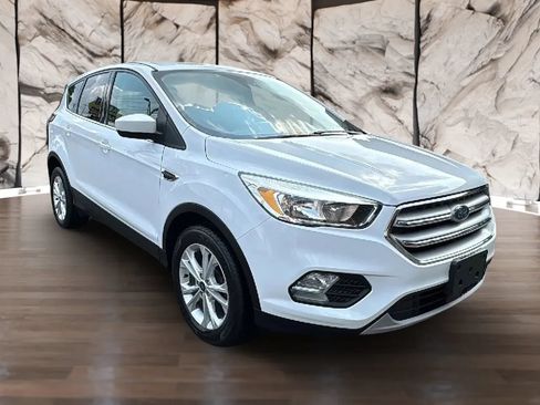 Used 2018 Ford Escape SE w/ Ford Safe & Smart Package FWD image 10