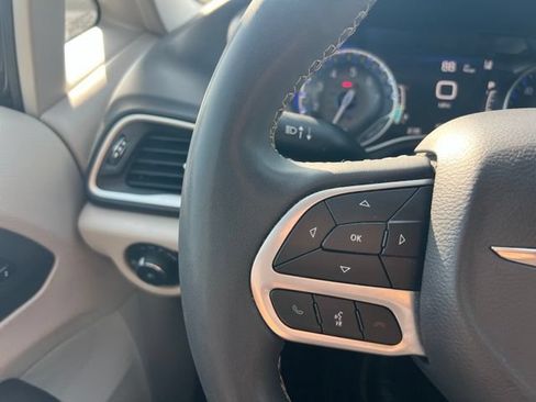 Used 2023 Chrysler Pacifica Touring-L FWD image 13