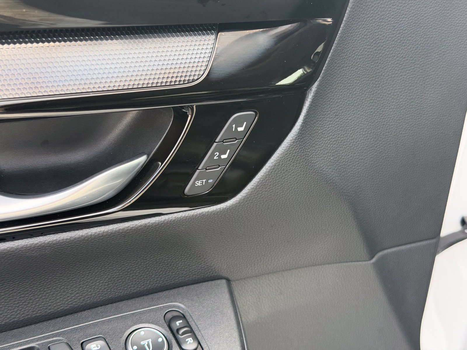 Used 2025 Honda CR-V EX-L image 14