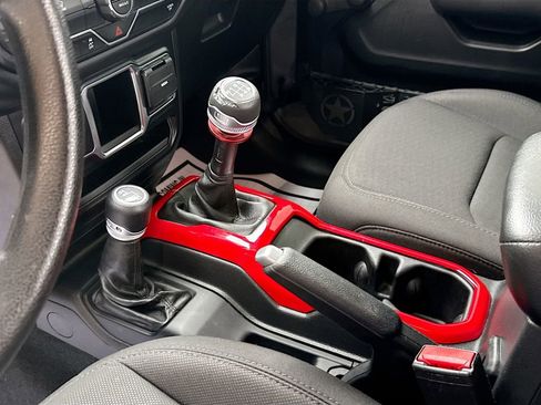 Used 2022 Jeep Gladiator Sport image 28