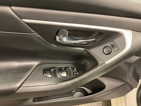 Used 2016 Nissan Altima 2.5 SR w/ LED Appearance Package image 18