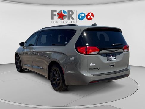 Used 2020 Chrysler Pacifica Touring-L Plus w/ Advanced Safetytec Group FWD image 3