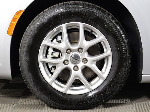 Used 2024 Chrysler Pacifica Touring-L FWD image 22