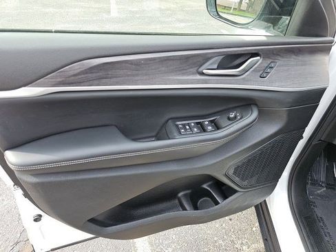 Used 2023 Jeep Grand Cherokee Limited w/ Black Appearance Package image 20