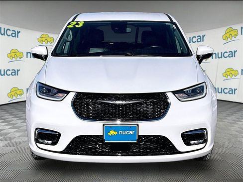 Used 2023 Chrysler Pacifica Touring-L image 2