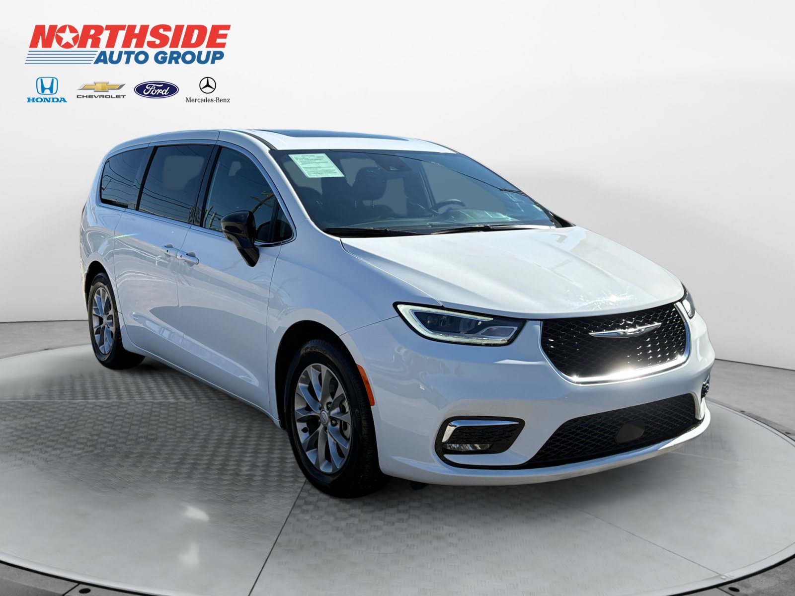 Used 2026 Chrysler Pacifica Limited FWD image 1