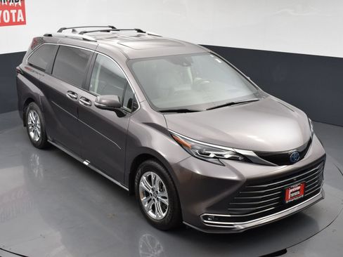Used 2024 Toyota Sienna Platinum AWD/4WD image 35