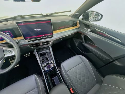 Used 2025 Volkswagen Tiguan SEL R-Line image 11