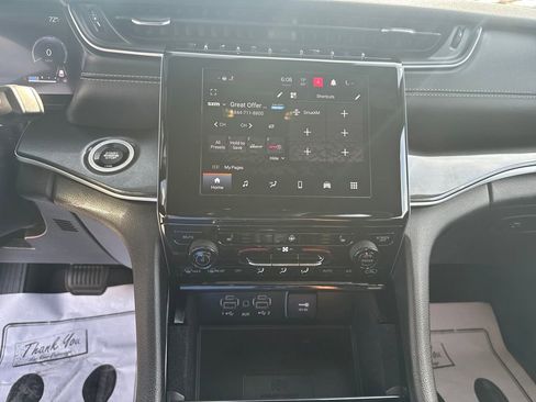 Used 2022 Jeep Grand Cherokee Altitude AWD/4WD image 24