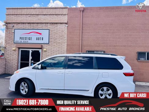 Used 2018 Toyota Sienna LE w/ Carpet Mat Package FWD image 4