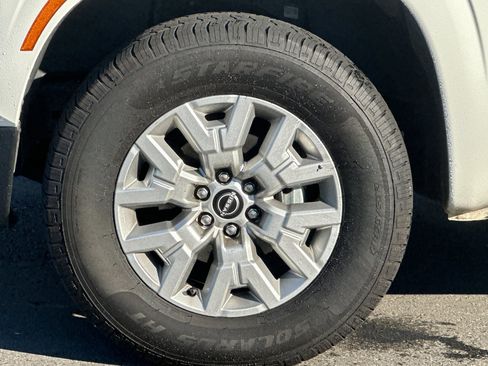Used 2023 Nissan Frontier SV image 11