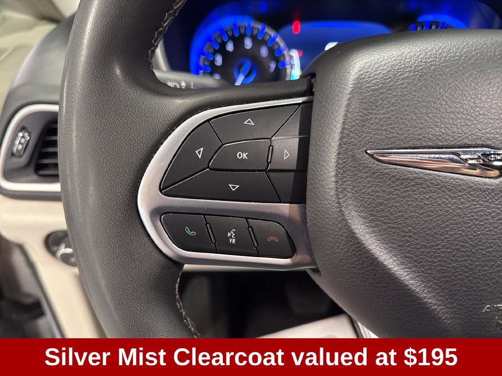 Used 2023 Chrysler Pacifica Touring-L FWD image 3