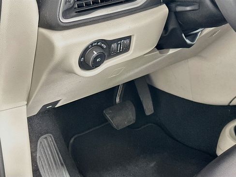 Used 2024 Chrysler Pacifica Touring-L FWD image 17