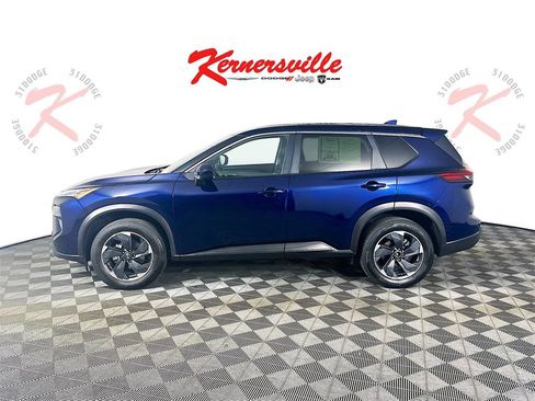 Used 2024 Nissan Rogue SV image 4