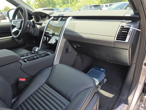 New 2025 Land Rover Discovery S image 13
