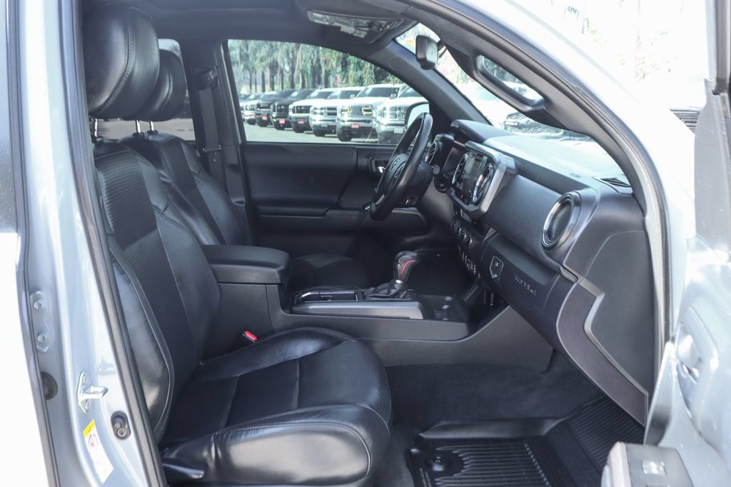 Used 2018 Toyota Tacoma TRD Off-Road AWD/4WD image 33