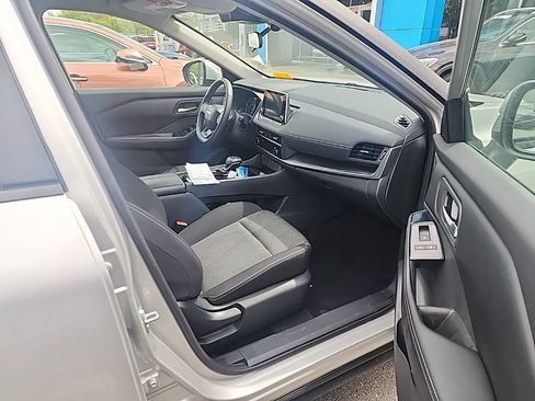 Used 2025 Nissan Rogue SV image 12