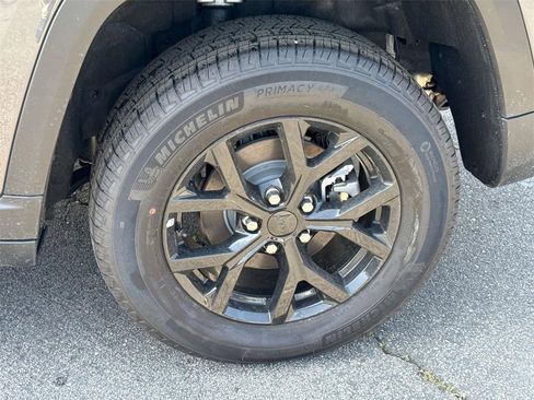 New 2024 Jeep Grand Cherokee Altitude image 38