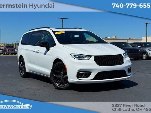 Used 2023 Chrysler Pacifica Limited w/ S Appearance Package image 1
