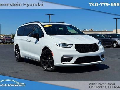 Used 2023 Chrysler Pacifica Limited w/ S Appearance Package