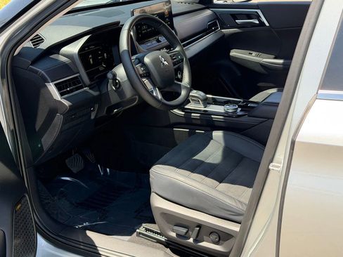 Used 2025 Mitsubishi Outlander SE FWD image 13