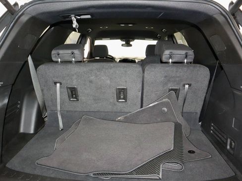 Used 2023 Chevrolet Traverse LT image 13