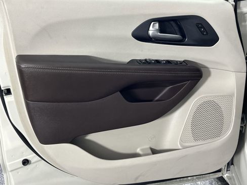 Used 2020 Chrysler Pacifica Touring-L w/ Tire & Wheel Group image 33