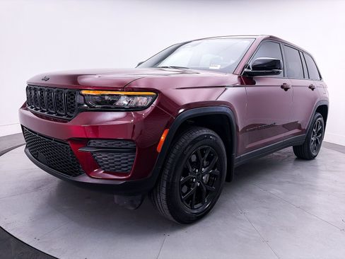 Used 2024 Jeep Grand Cherokee Altitude AWD/4WD image 13