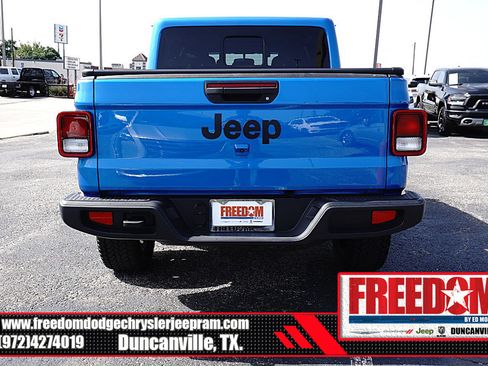 Used 2025 Jeep Gladiator Sport AWD/4WD image 4